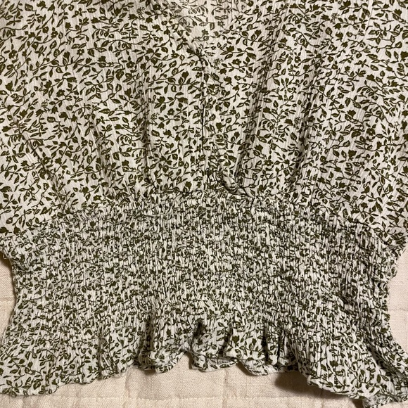 Green and Beige Floral V-Neck Puff Sleeve Top Paper Crane Size XS EUC - Picture 8 of 10